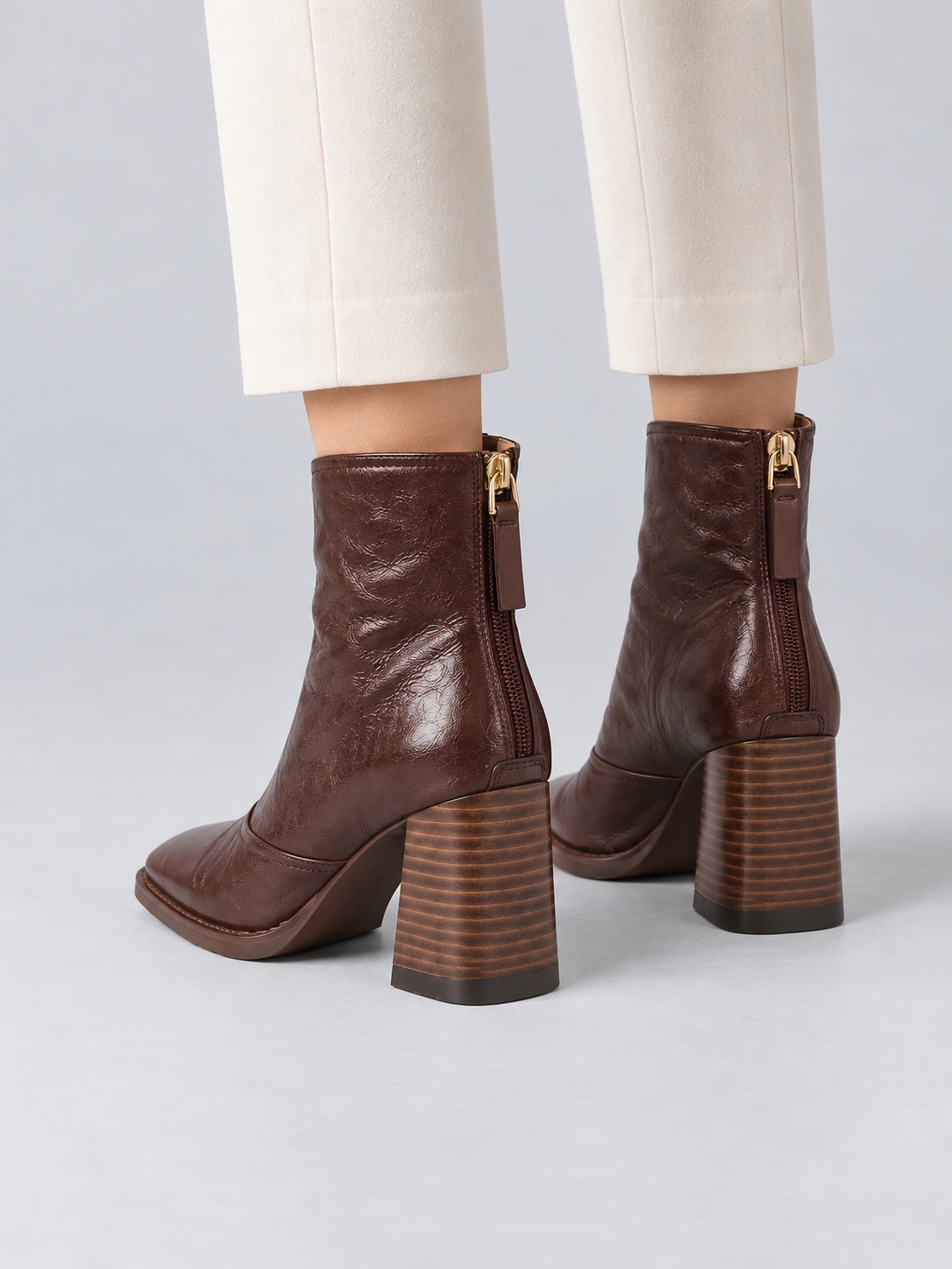 Bottes Femme Courtes Effet Cuir Talon Carré Zippées — Marron Foncé — vue de dos portée