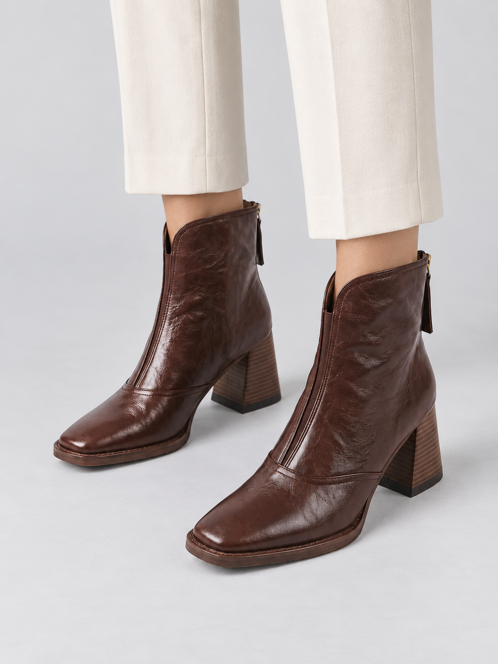 Bottes Femme Courtes Effet Cuir Talon Carré Zippées — Marron Foncé — vue de face portée