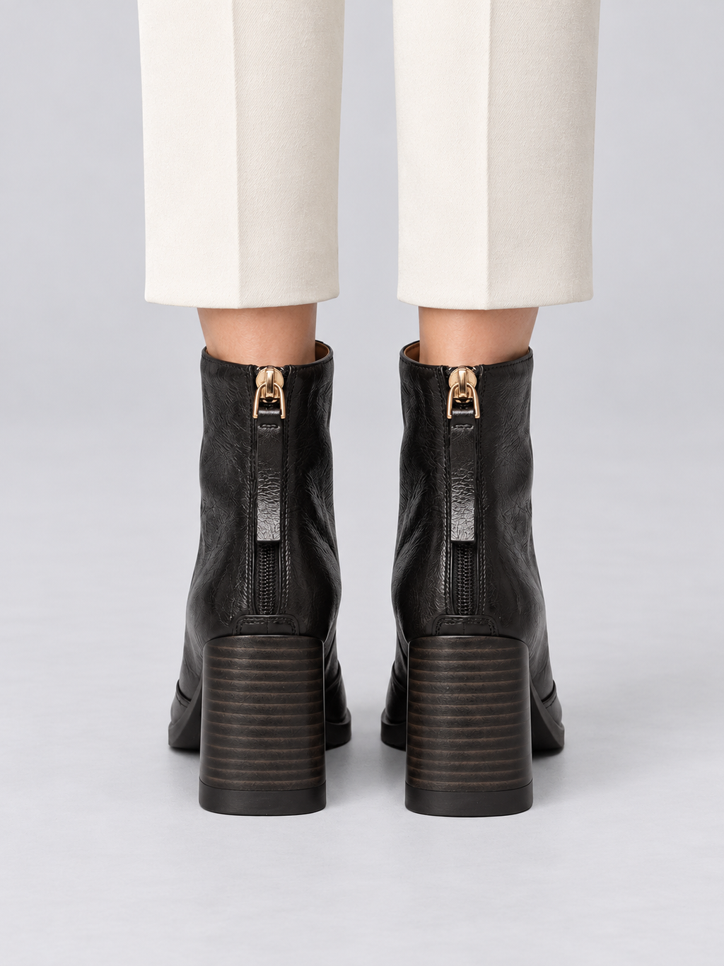 Bottes Femme Courtes Effet Cuir Talon Carré Zippées — Noir — vue de dos portée