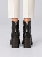 Bottes Femme Courtes Effet Cuir Talon Carré Zippées — Noir — vue de dos portée