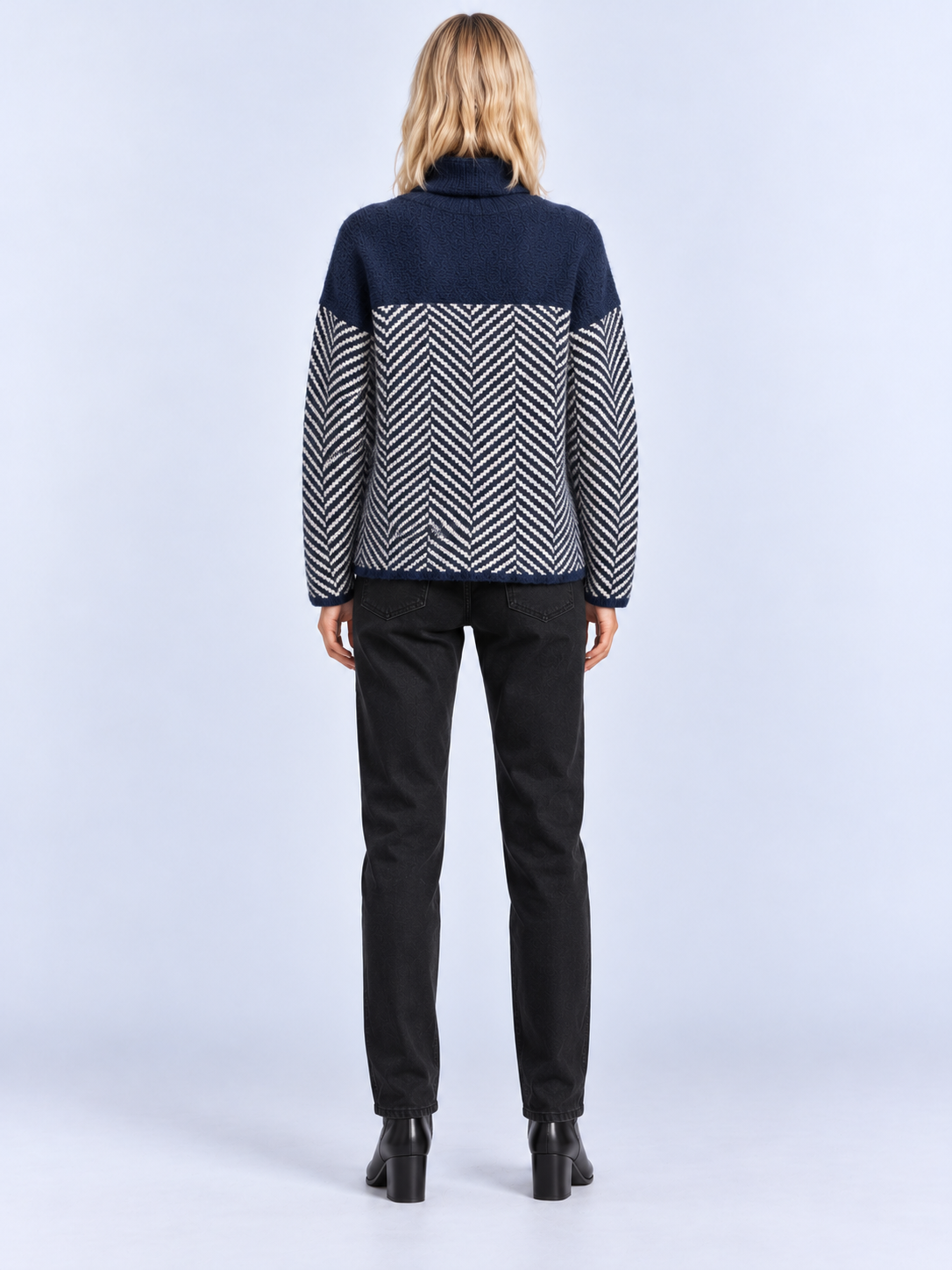 Pull Col Roulé Femme Ample Motif Chevron — Bleu — vue de dos portée