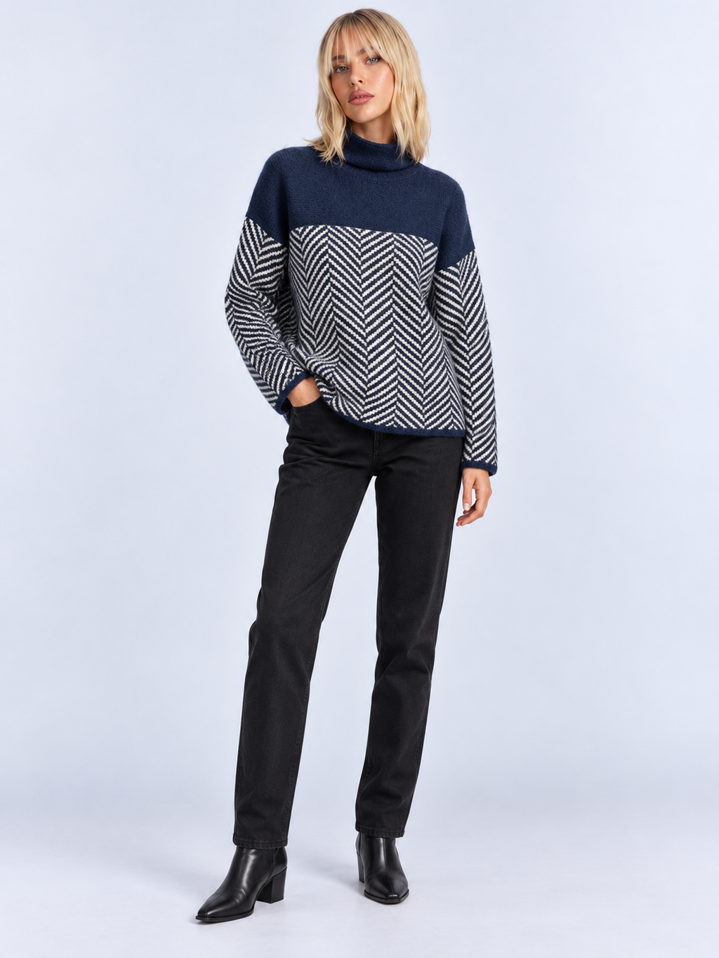 Pull Col Roulé Femme Ample Motif Chevron — Bleu — vue de face portée