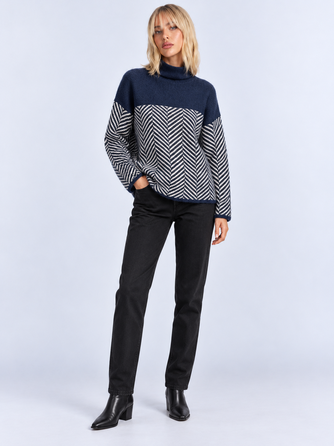 Pull Col Roulé Femme Ample Motif Chevron — Bleu — vue de face portée