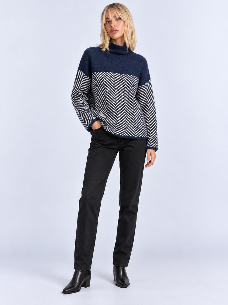 Pull Col Roulé Femme Ample Motif Chevron — Bleu — vue de face portée