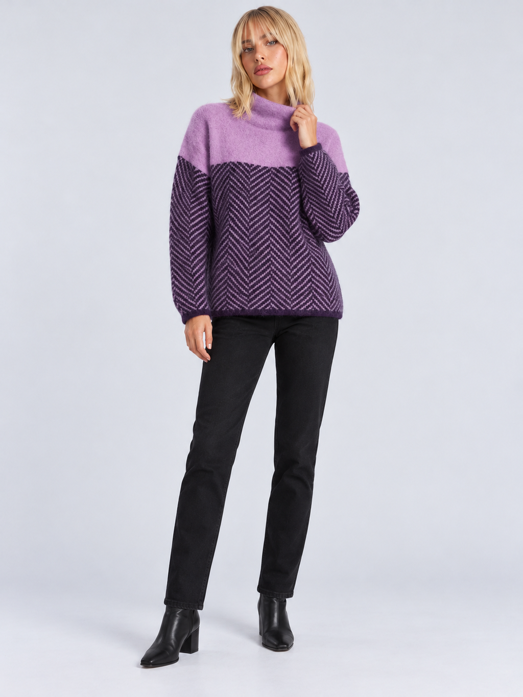 Pull Col Roulé Femme Ample Motif Chevron — Lilas — vue de face portée