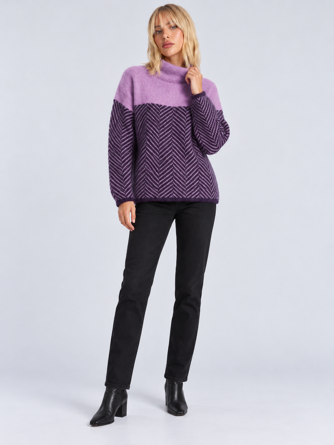 Pull Col Roulé Femme Ample Motif Chevron — Lilas — vue de face portée