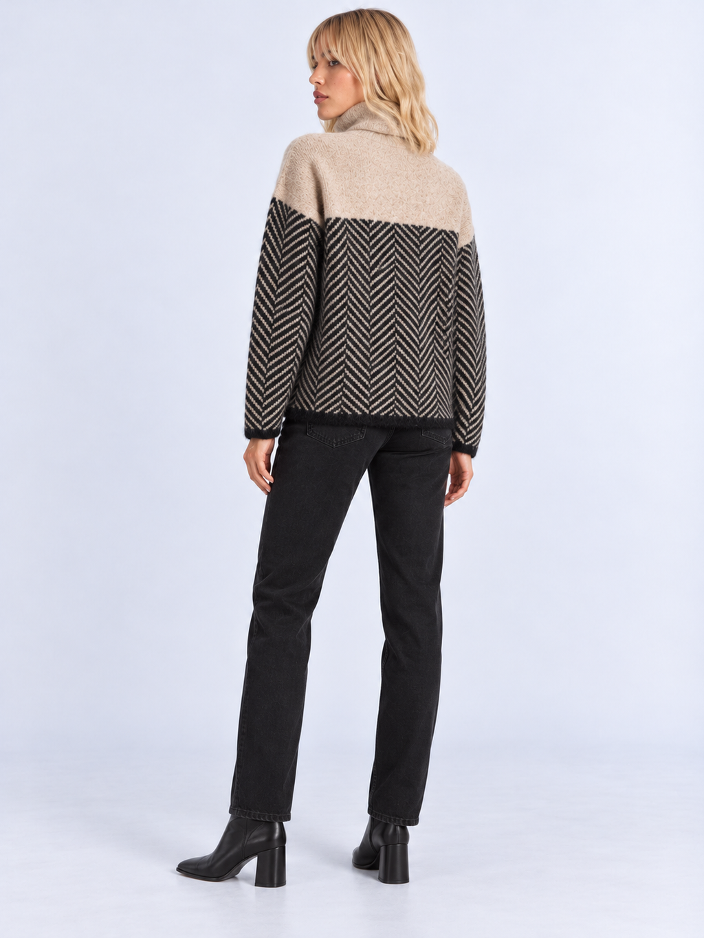Pull Col Roulé Femme Ample Motif Chevron — Marron — vue de dos portée