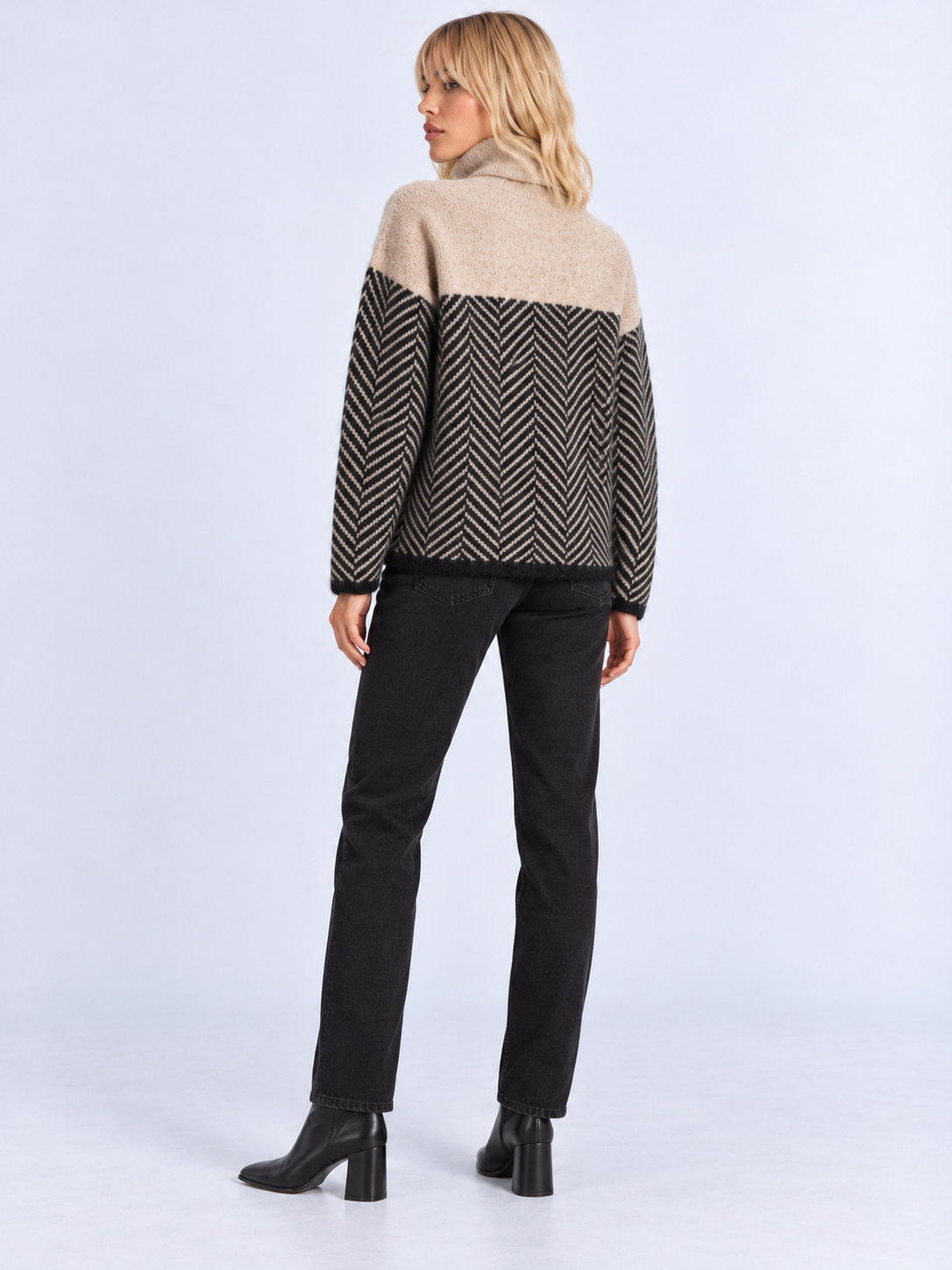 Pull Col Roulé Femme Ample Motif Chevron — Marron — vue de dos portée