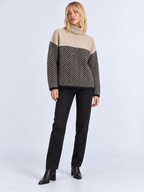Pull Col Roulé Femme Ample Motif Chevron — Marron — vue de face portée