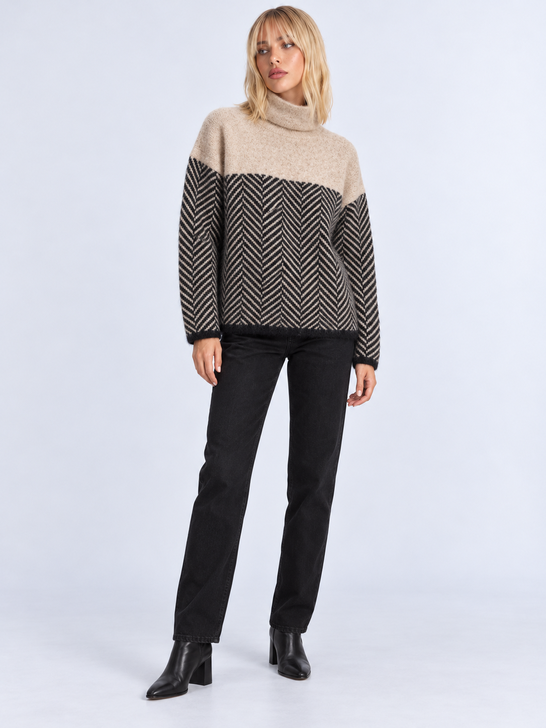 Pull Col Roulé Femme Ample Motif Chevron — Marron — vue de face portée