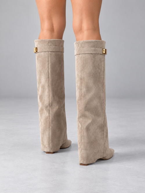 Bottes Hautes Femme à Talon Détail Doré — Beige — vue de dos portée