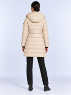 Doudoune Longue Femme à Capuche Matelassée — Beige — vue de dos portée