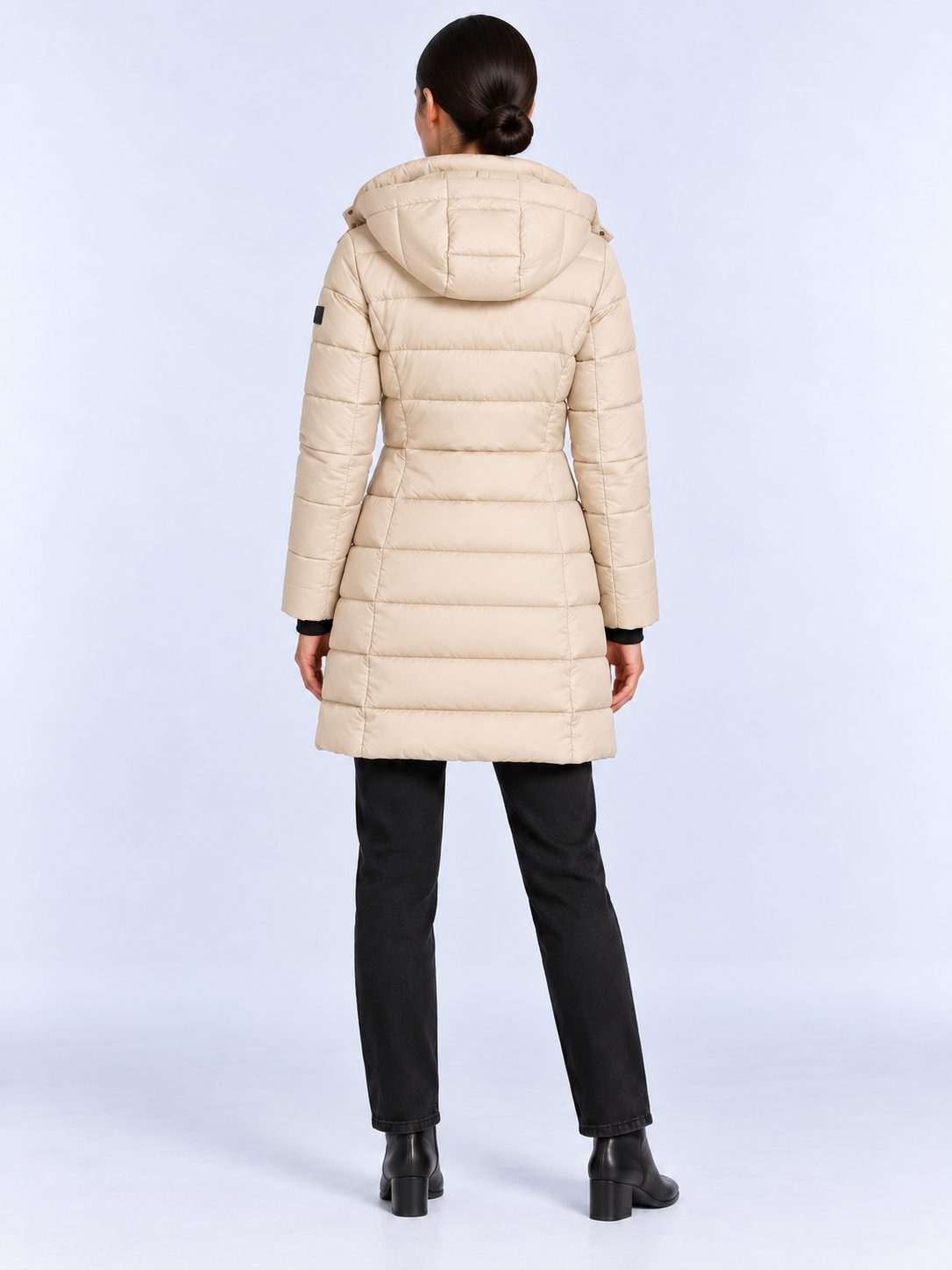 Doudoune Longue Femme à Capuche Matelassée — Beige — vue de dos portée