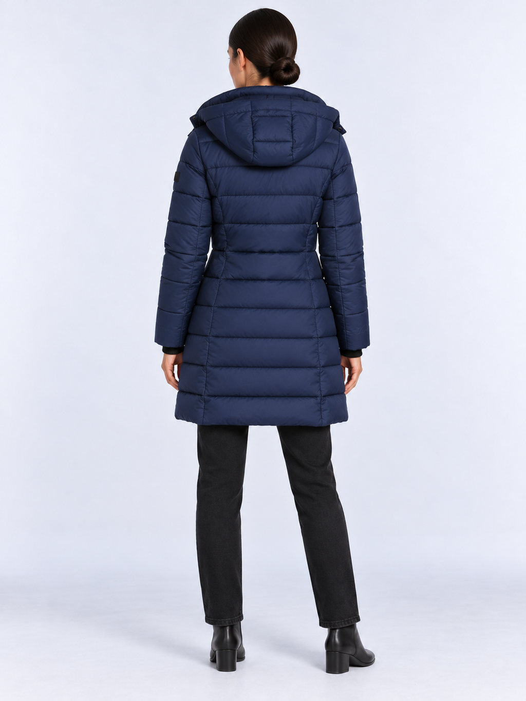 Doudoune Longue Femme à Capuche Matelassée — Bleu Marine — vue de dos portée