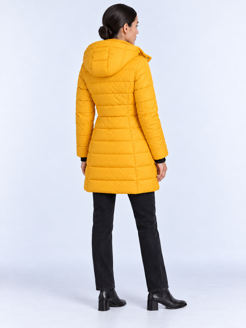 Doudoune Longue Femme à Capuche Matelassée — Jaune — vue de dos portée
