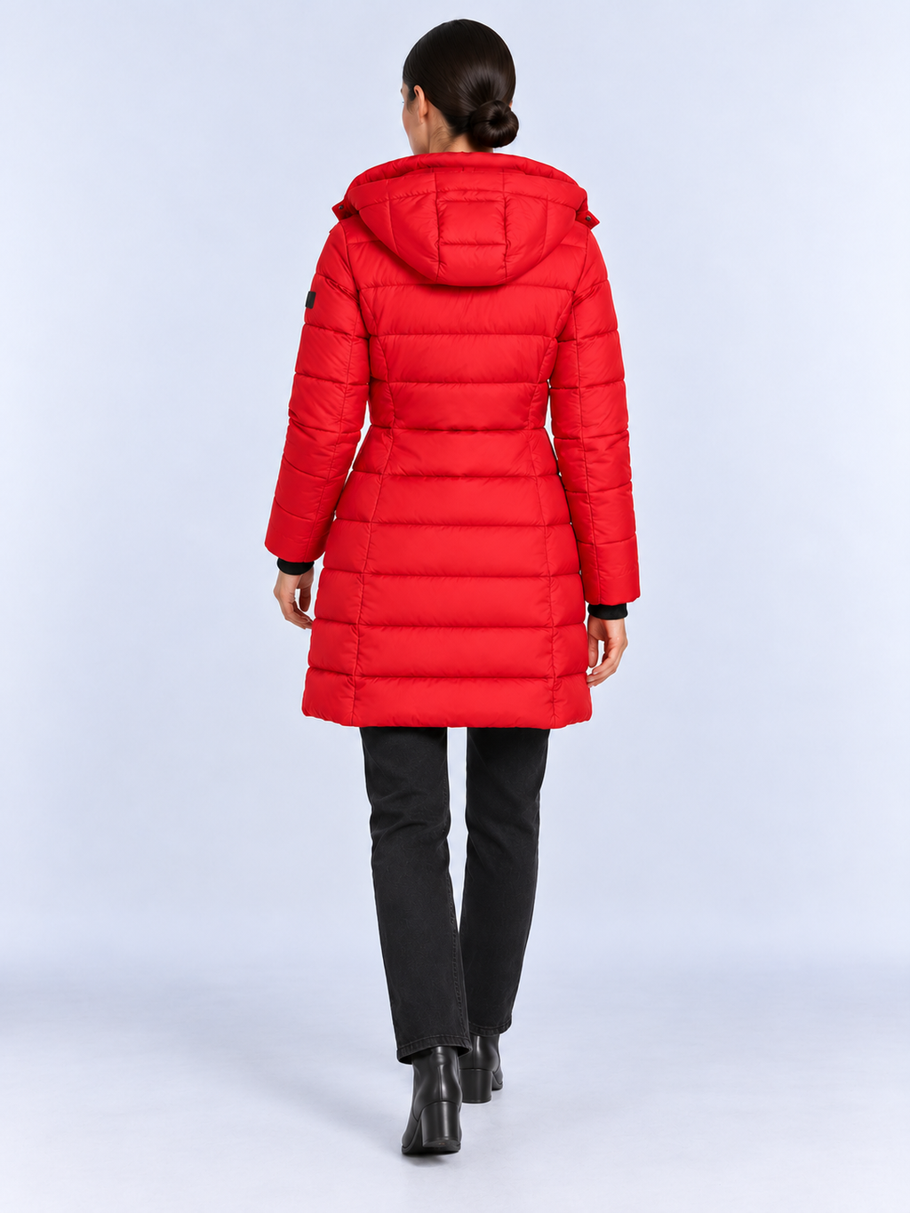 Doudoune Longue Femme à Capuche Matelassée — Rouge — vue de dos portée