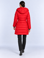 Doudoune Longue Femme à Capuche Matelassée — Rouge — vue de dos portée