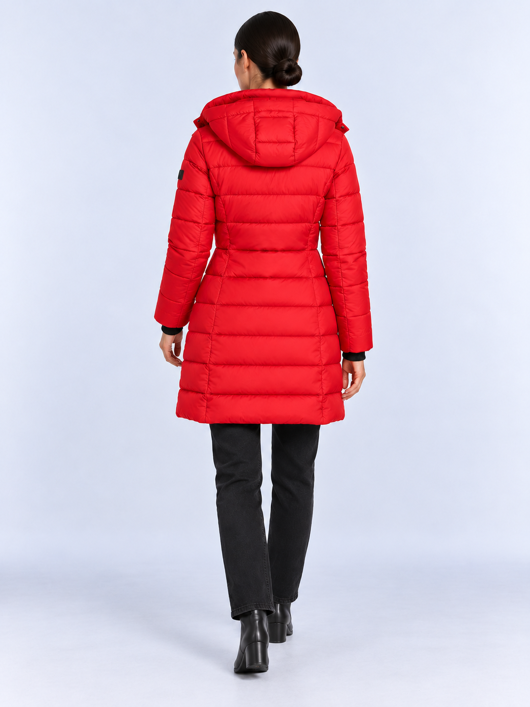 Doudoune Longue Femme à Capuche Matelassée — Rouge — vue de dos portée