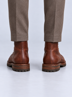 Bottines Homme à Lacets Classiques — Marron Châtaigne — vue de dos portée