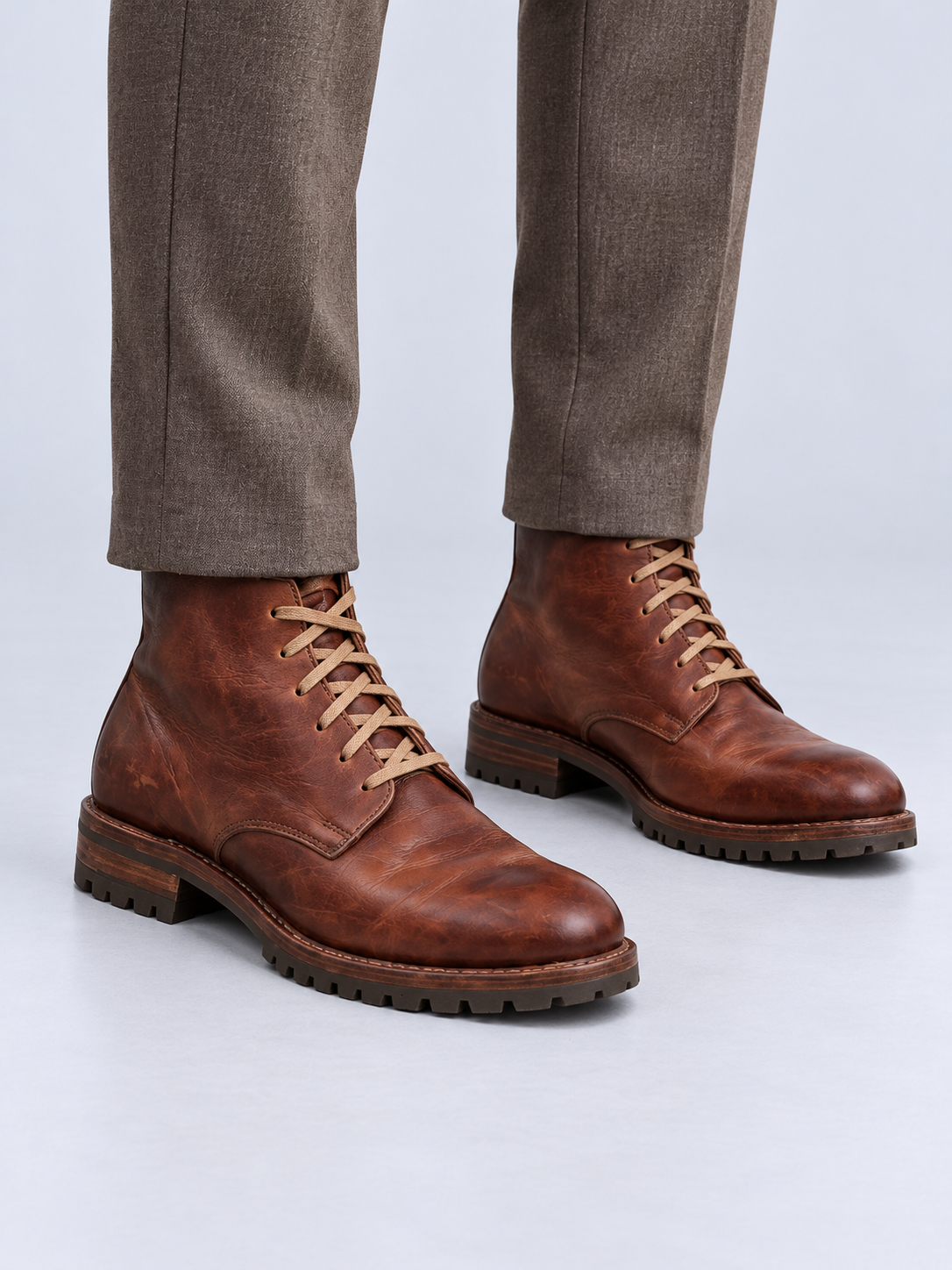 Bottines Homme à Lacets Classiques — Marron Châtaigne — vue de face portée