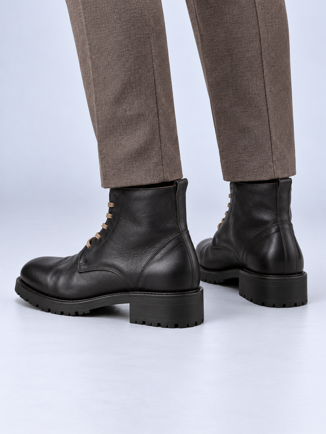 Bottines Homme à Lacets Classiques — Noir — vue de dos portée