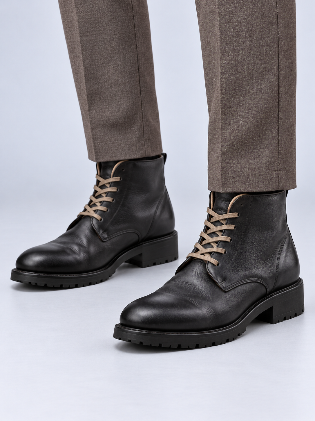 Bottines Homme à Lacets Classiques — Noir — vue de face portée