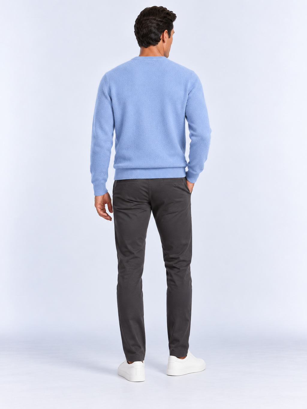 Pull Homme Col Rond Maille Douce — Bleu Clair — vue de dos portée