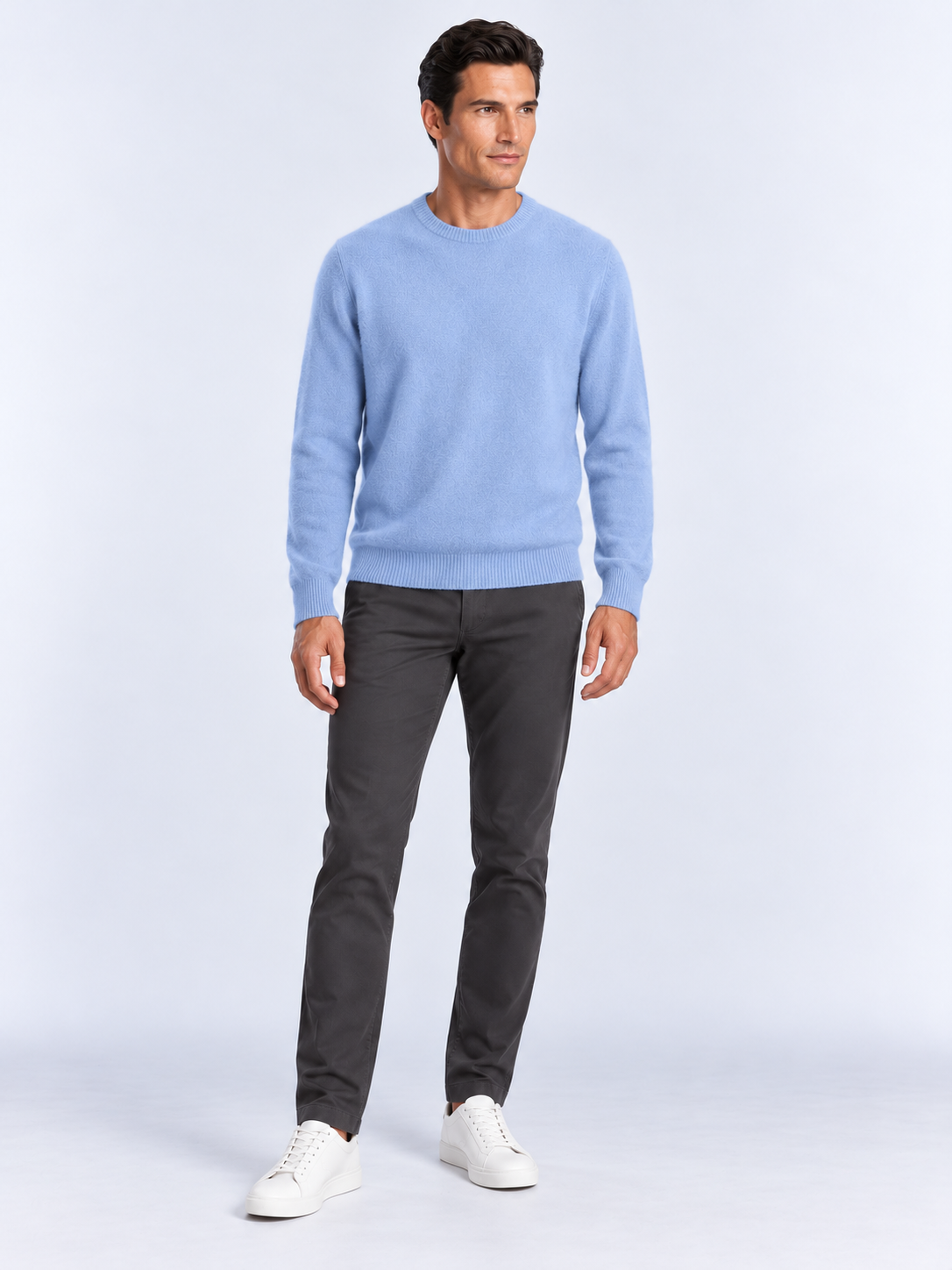 Pull Homme Col Rond Maille Douce — Bleu Clair — vue de face portée