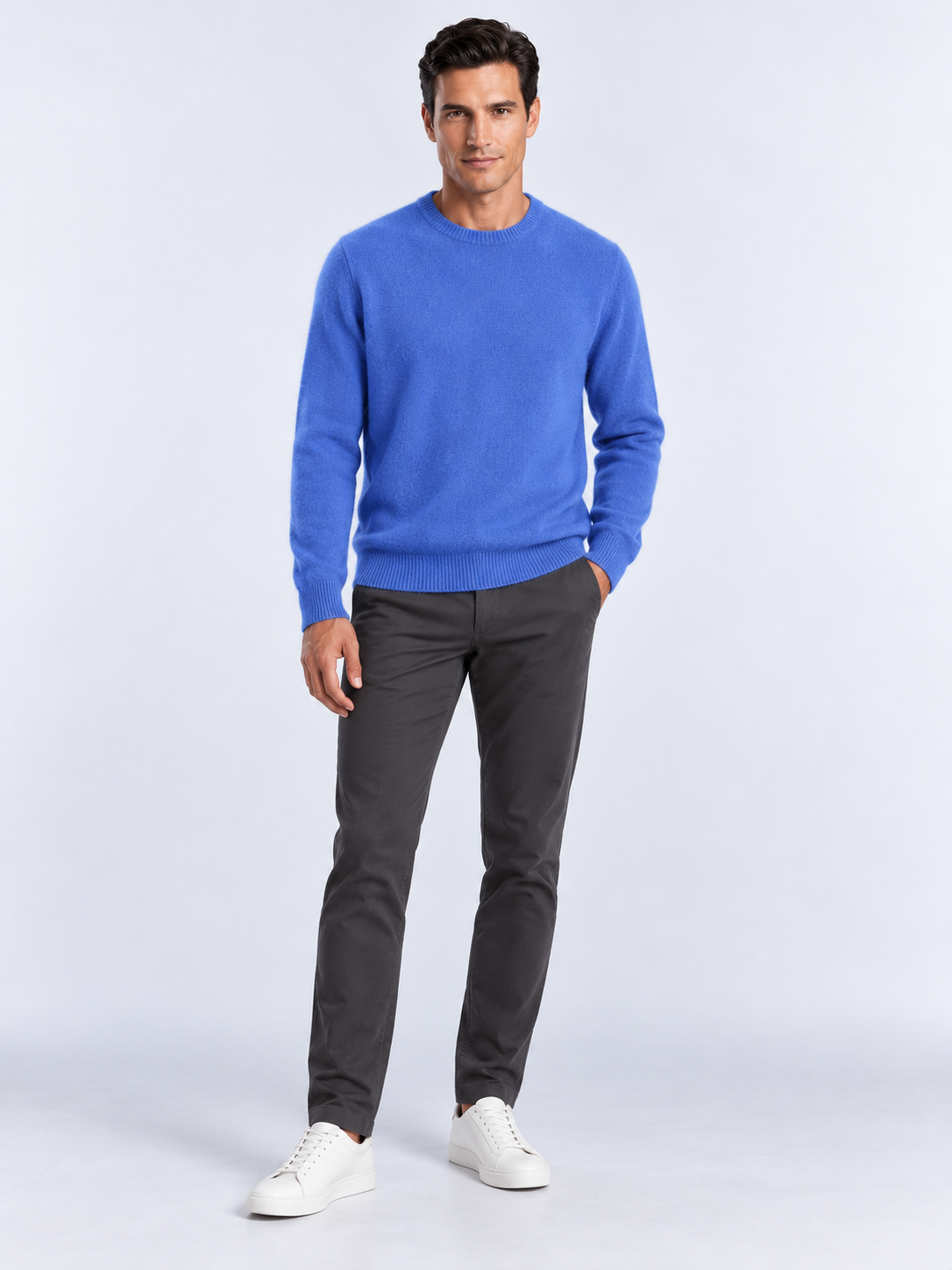 Pull Homme Col Rond Maille Douce — Bleu — vue de face portée