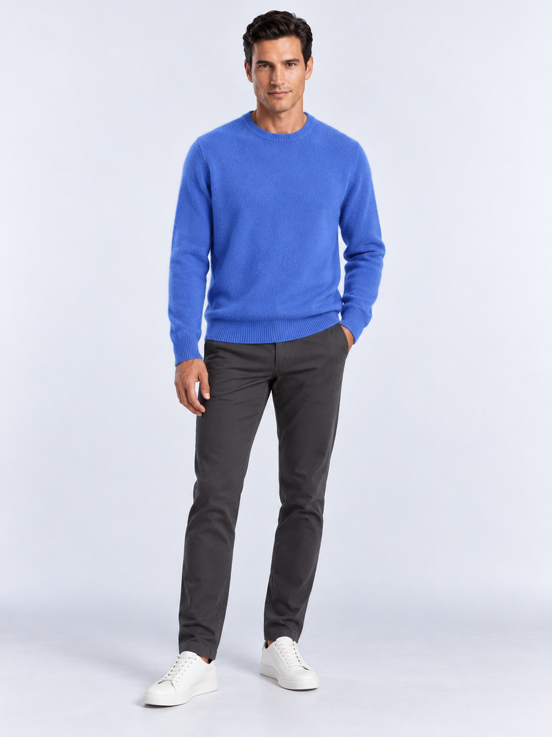 Pull Homme Col Rond Maille Douce — Bleu — vue de face portée