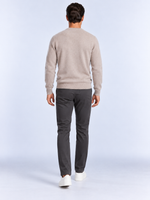 Pull Homme Col Rond Maille Douce — Camel — vue de dos portée