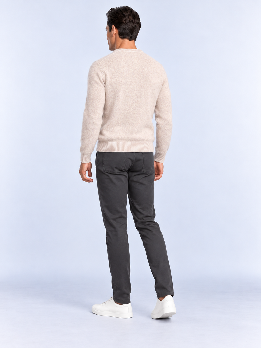Pull Homme Col Rond Maille Douce — Écru — vue de dos portée