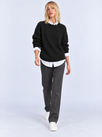 Pull Femme Ample Maille Douce — Noir — vue de face portée