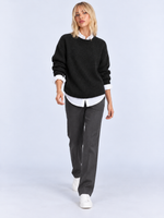 Pull Femme Ample Maille Douce — Noir — vue de face portée