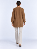 Cardigan Femme Maille Douce et Légère — Caramel — vue de dos portée