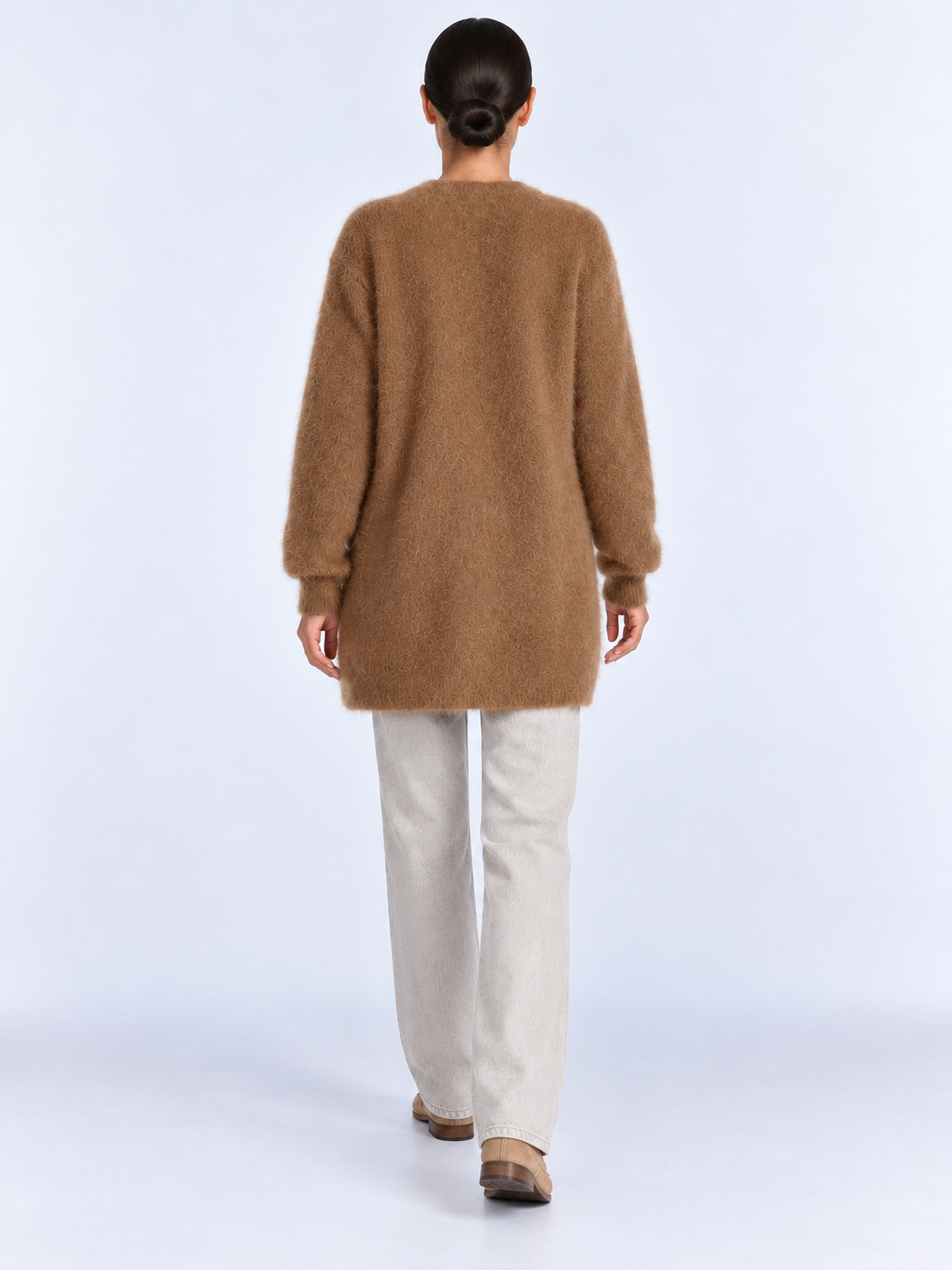 Cardigan Femme Maille Douce et Légère — Caramel — vue de dos portée