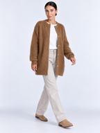 Cardigan Femme Maille Douce et Légère — Caramel — vue de face portée