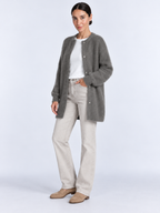 Cardigan Femme Maille Douce et Légère — Gris — vue de face portée