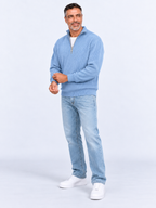Pull Camionneur Homme Col Zippé Moderne — Bleu Clair — porté sur mannequin