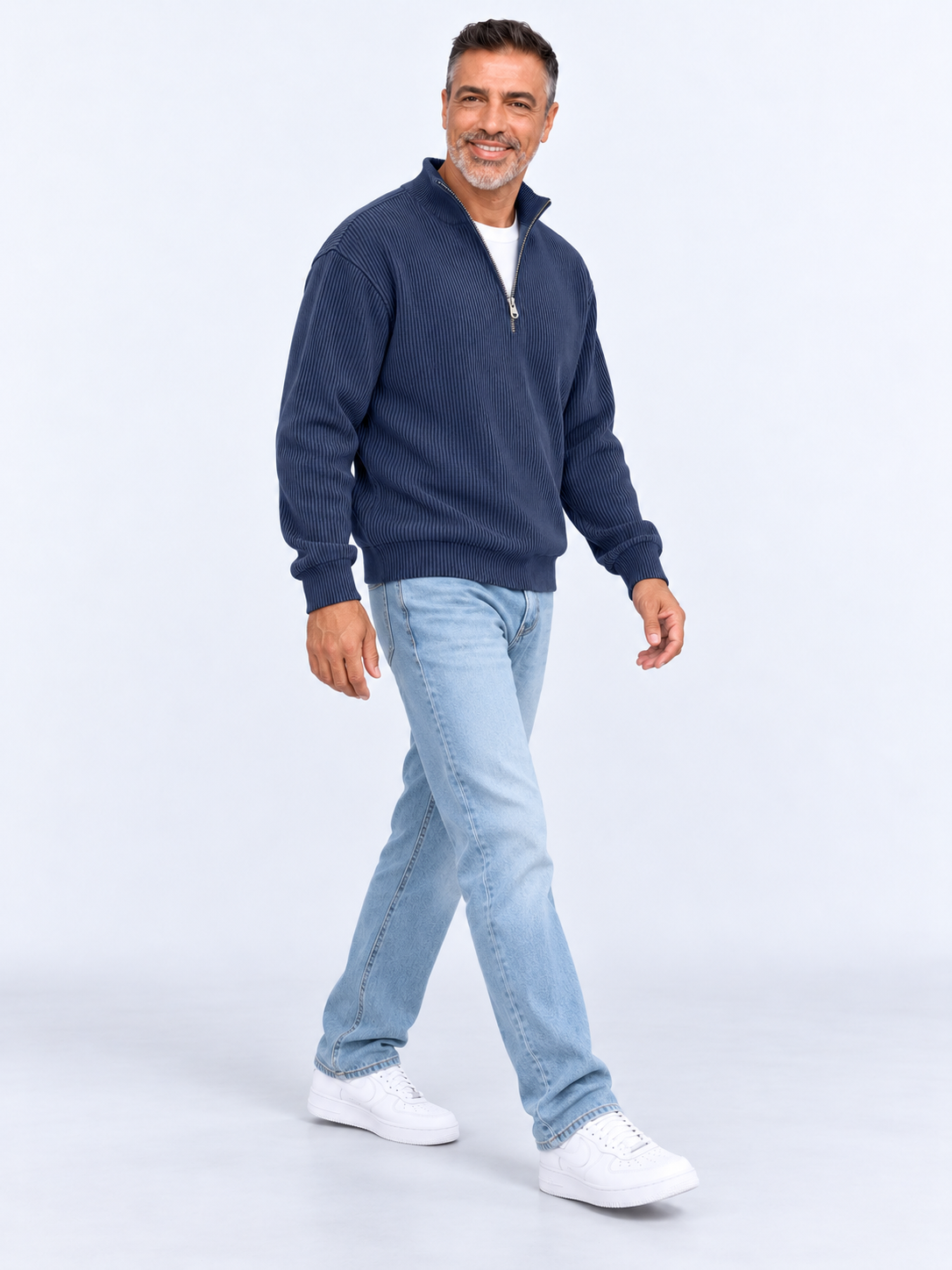 Pull Camionneur Homme Col Zippé Moderne — Bleu Marine — porté sur mannequin