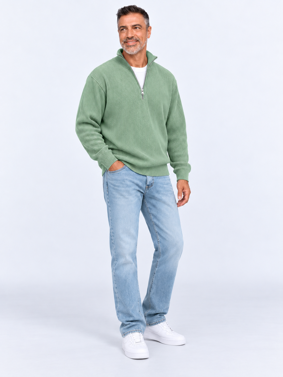 Pull Camionneur Homme Col Zippé Moderne — Vert Sauge — porté sur mannequin